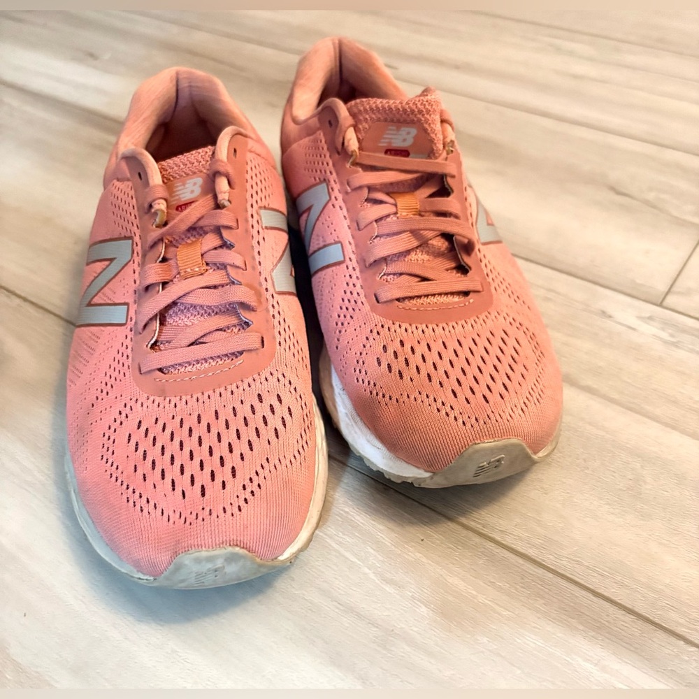 Womens New Balance running shoe. Size 8.